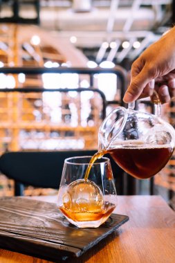 Kafe ve restoranda buzlu ve bardaklı soğuk kahve kavanozu.