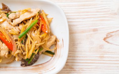 Zencefilli kızarmış tavuk. Asya usulü.