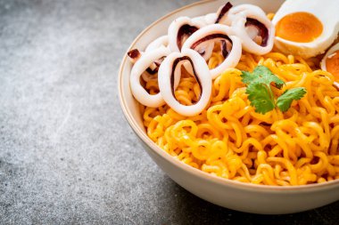 Mürekkep balığı ya da ahtapot kaseli tuzlu erişte.