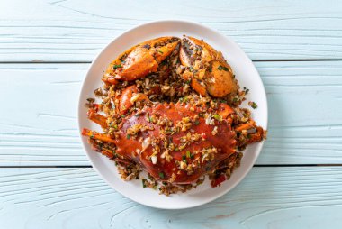 Baharatlı Tuz ve Biberli Kızarmış Yengeç - Deniz ürünleri tarzı