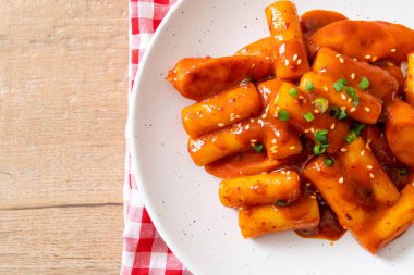Baharatlı sosisli Kore pirinç keki çubuğu (Tteokbokki) - Kore yemeği tarzı
