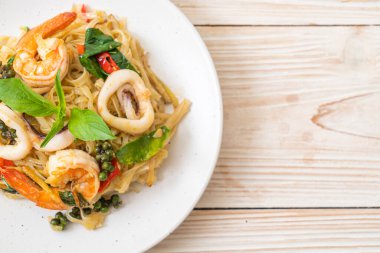 Baharatlı erişteyi deniz yemeğiyle karıştır (Pad Cha Talay) - Tayland yemeği tarzı