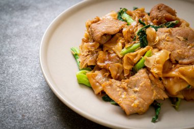 Kızarmış pirinç eriştesi, soya sosu, domuz eti ve lahana. Asya usulü.