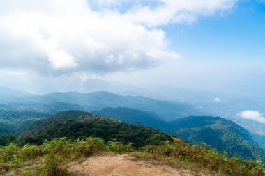 Tayland, Chiang Mai 'deki Kew Mae Pan Doğa Yolu' nda bulutlu ve mavi gökyüzü olan güzel bir dağ tabakası.