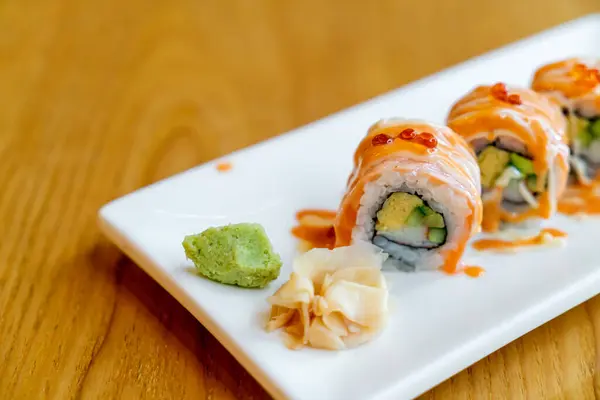 Sushi Rollo Salmón Con Salsa Parte Superior Estilo Comida Japonesa — Foto de Stock
