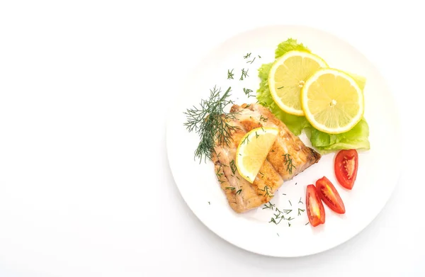 真鯛のグリルの魚香味野菜の白い背景で隔離のステーキ — ストック写真