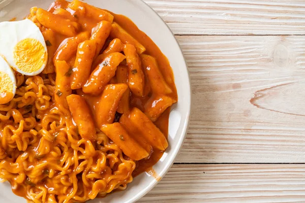 Rabokki Ramen Atau Mie Instan Korea Dan Tteokbokki Dengan Saus — Stok Foto