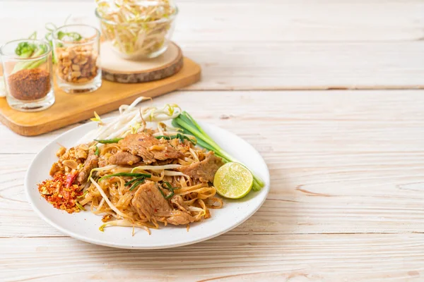 Asya usulü kızarmış pilav ve domuz eti.