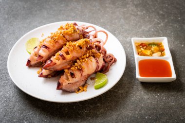 Sarımsaklı kızarmış kalamar - deniz ürünleri tarzı.