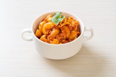 Domates soslu makarna ve kıymalı domuz eti, Amerikan usulü pirzola, Amerikan usulü gulaş.