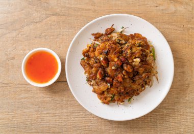 Kızarmış midyeli krep ya da midyeli omlet.