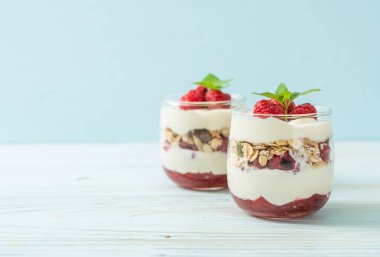 Tahıllı taze ahududu ve yoğurt.