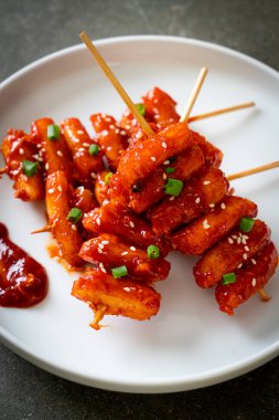 Kore usulü baharatlı soslu kızarmış Kore pirinç keki (Tteokbokki).
