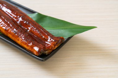 Izgara yılan balığı ya da soslu ızgara unagi (Kabayaki) - Japon yemeği..