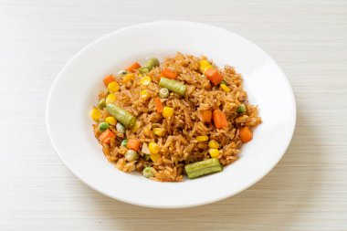 Yeşil bezelyeli kızarmış pirinç, havuç ve mısır - vejetaryen ve sağlıklı gıda tarzı