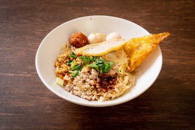 Balık köfteli baharatlı erişte ve kıymalı domuz eti (Tom Yum Erişte) - Asya yemeği tarzı