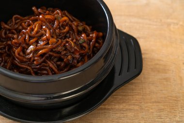 Kore siyah spagettisi ya da kavrulmuş Chajung soya soslu hazır şehriye (chapagetti) - Kore yemeği tarzı