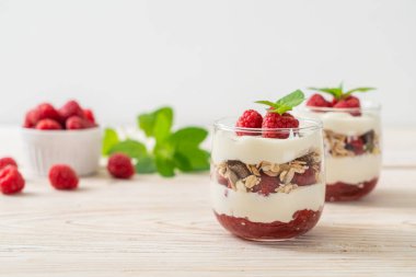 Tahıllı taze ahududu ve yoğurt.