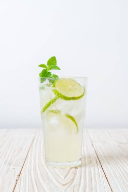 Naneli buzlu limonlu soda, ferahlatıcı içecek.