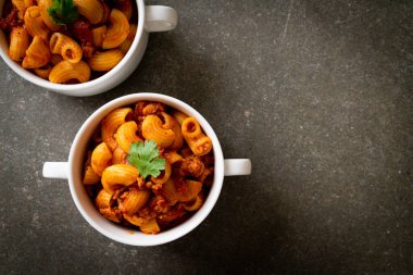 Domates soslu makarna ve kıymalı domuz eti, Amerikan usulü pirzola, Amerikan usulü gulaş.