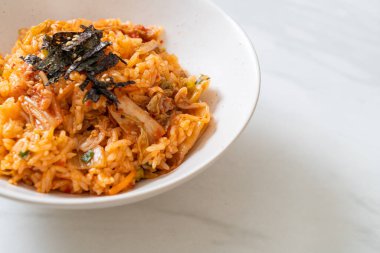 Kore usulü deniz yosunu ve beyaz susamlı kimchi pilavı.