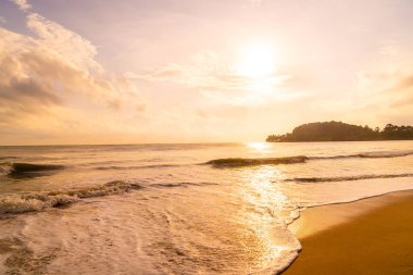 Güneşin doğuşunda ya da batışında güzel ve boş sahil denizi
