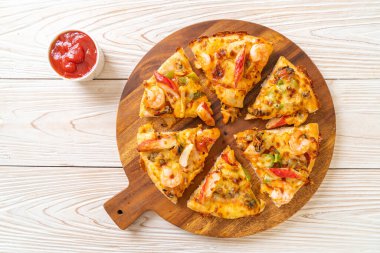 Tahta tepside deniz ürünleri (karides, ahtapot, midye ve yengeç) pizza