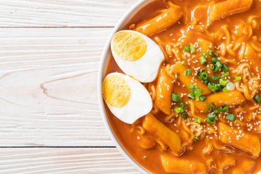 Kore hazır şehriyesi ve Kore baharatlı soslu Tteokbokki, Rabokki - Kore yemeği tarzı.