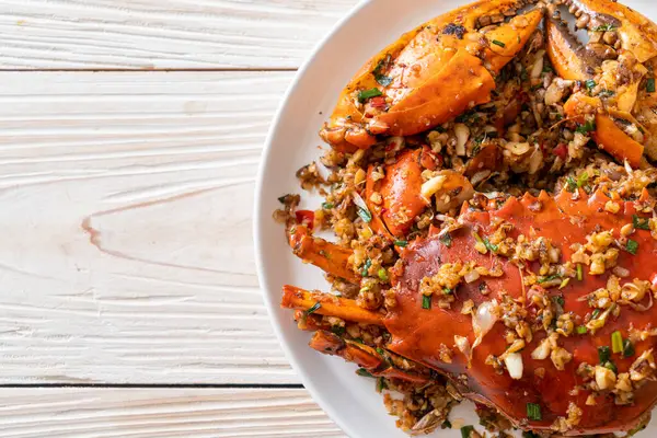 Baharatlı Tuz ve Biberli Kızarmış Yengeç - Deniz ürünleri tarzı