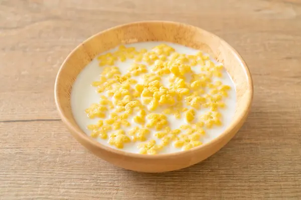 Kahvaltıda taze süt ve tahıl gevreği.