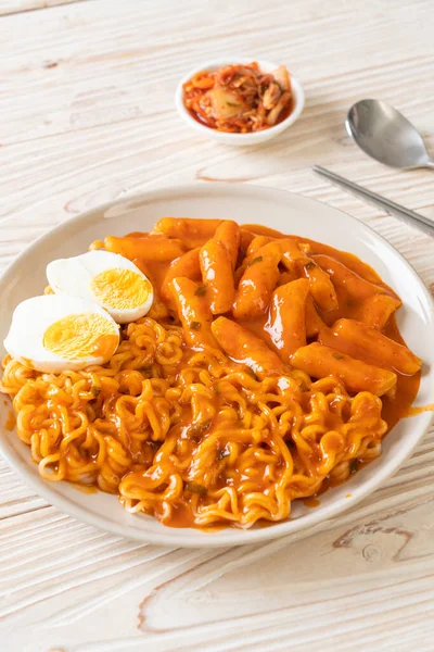 Baharatlı Kore soslu Ramen veya Kore hazır eriştesi ve Tteokbokki - Kore yemeği tarzı