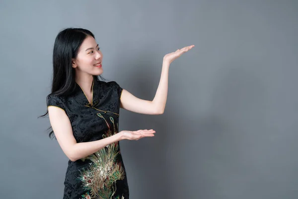 Beautiful Young Asian Woman Wear Black Chinese Traditional Dress Hand — Stock Photo, Image