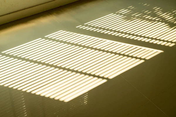 Güzel güneş ışığı ve yerdeki güneş kör gölge.