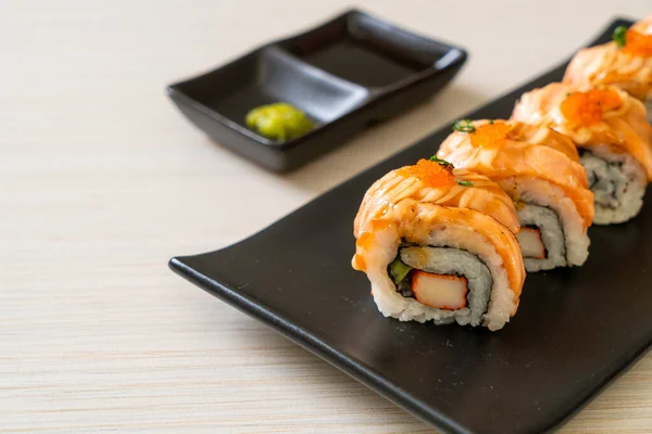 Rollo Sushi Salmón Parrilla Con Salsa Estilo Comida Japonesa — Foto de Stock