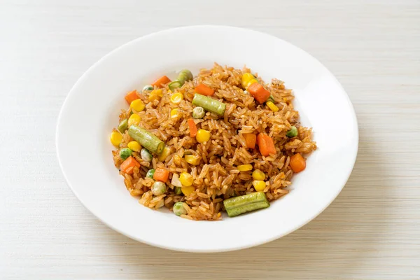 Yeşil bezelyeli kızarmış pirinç, havuç ve mısır - vejetaryen ve sağlıklı gıda tarzı