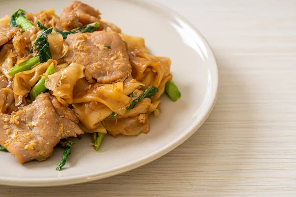 Kızarmış pirinç eriştesi, soya sosu, domuz eti ve lahana. Asya usulü.