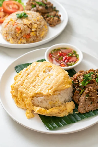 Kızarmış domuz eti ve baharatlı soslu yumurta, Asya usulü.