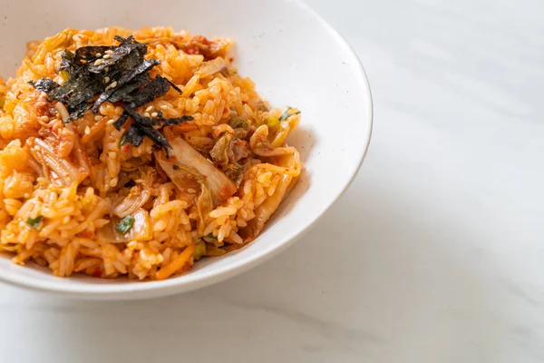 Kore usulü deniz yosunu ve beyaz susamlı kimchi pilavı.