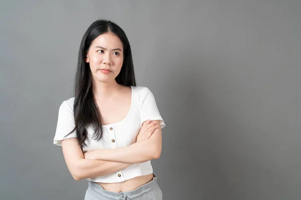 Gri Arka Planda Beyaz Gömlekli Somurtkan Yüzlü Genç Asyalı Kadın — Stok fotoğraf