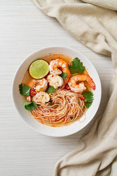 Fideos Con Sopa Picante Camarones Tazón Blanco Tom Yum Kung — Foto de Stock