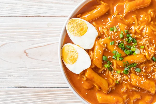 Kore hazır şehriyesi ve Kore baharatlı soslu Tteokbokki, Rabokki - Kore yemeği tarzı.