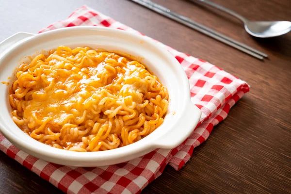 Pittige Instant Noodle Bowl Met Mozzarella Kaas — Stockfoto