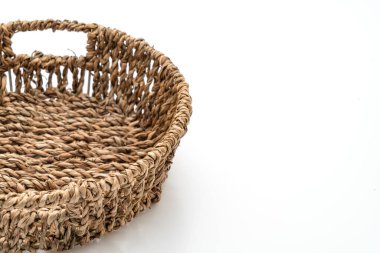 Hasır sepet beyaz arkaplanda izole edildi