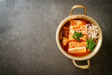 Yumuşak Tofulu Kimchi Çorbası veya Kore Kimchi Güveci - Kore Yemekleri Geleneksel Tarzı