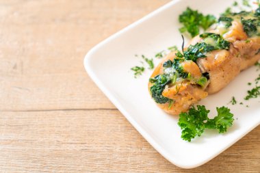 Ispanak ve peynirle doldurulmuş tavuk göğsü