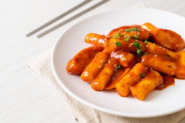Baharatlı sosisli Kore pirinç keki çubuğu (Tteokbokki) - Kore yemeği tarzı