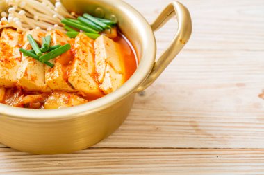 Yumuşak Tofulu Kimchi Çorbası veya Kore Kimchi Güveci - Kore Yemekleri Geleneksel Tarzı