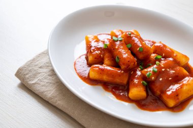 Baharatlı soslu Kore pirinç keki çubuğu (Tteokbokki) - Kore yemeği tarzı