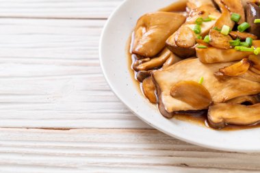 İstiridye soslu kızarmış kral istiridye mantarı. Sağlıklı, vejetaryen ya da vejetaryen yemek tarzı.