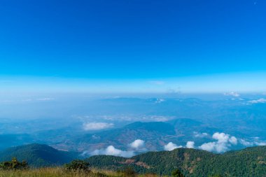 Tayland, Chiang Mai 'deki Kew Mae Pan Doğa Yolu' nda bulutlu ve mavi gökyüzü olan güzel bir dağ tabakası.